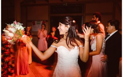 Brautstrauß werfen – eine überholte Tradition?