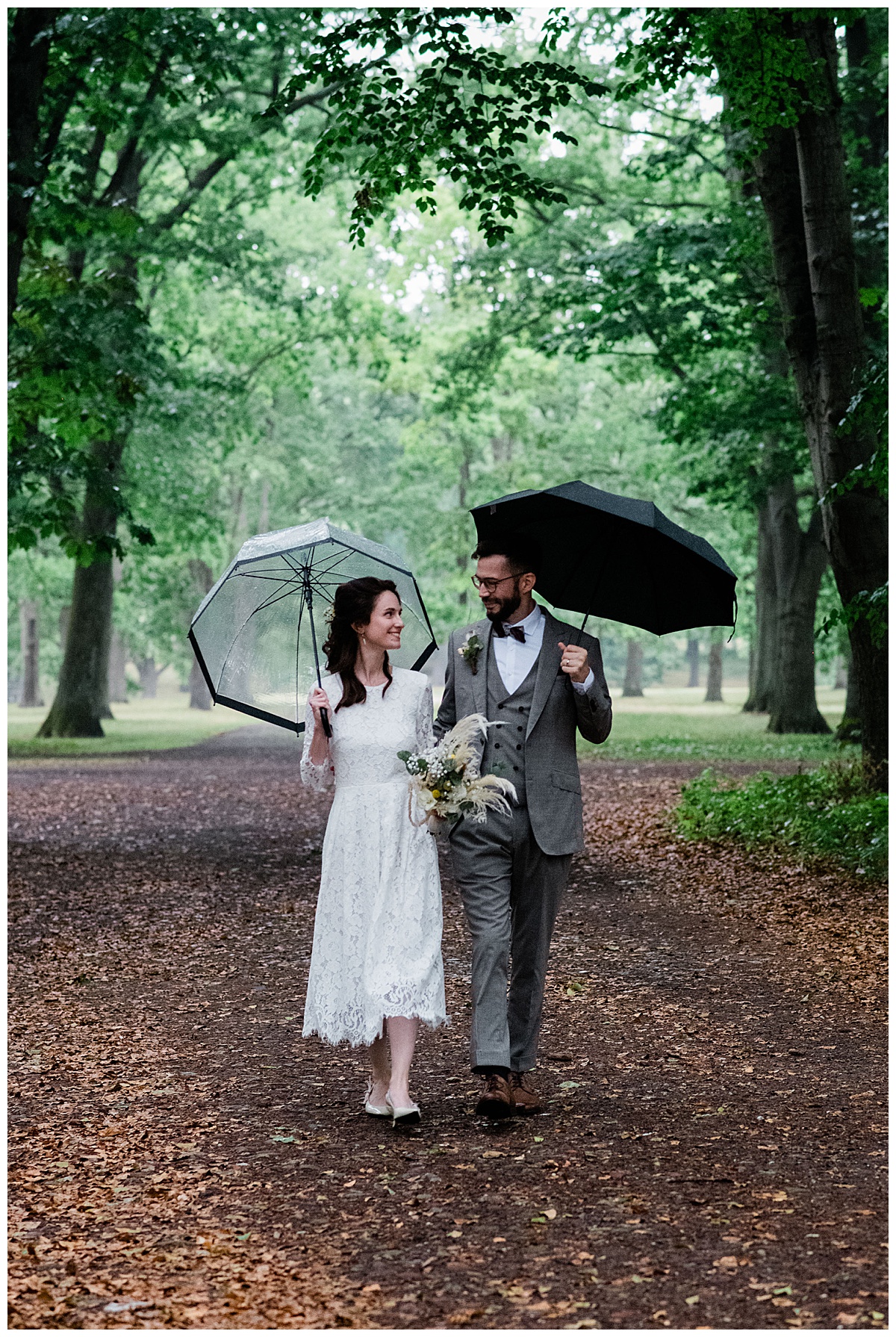 Brautpaar im Regen