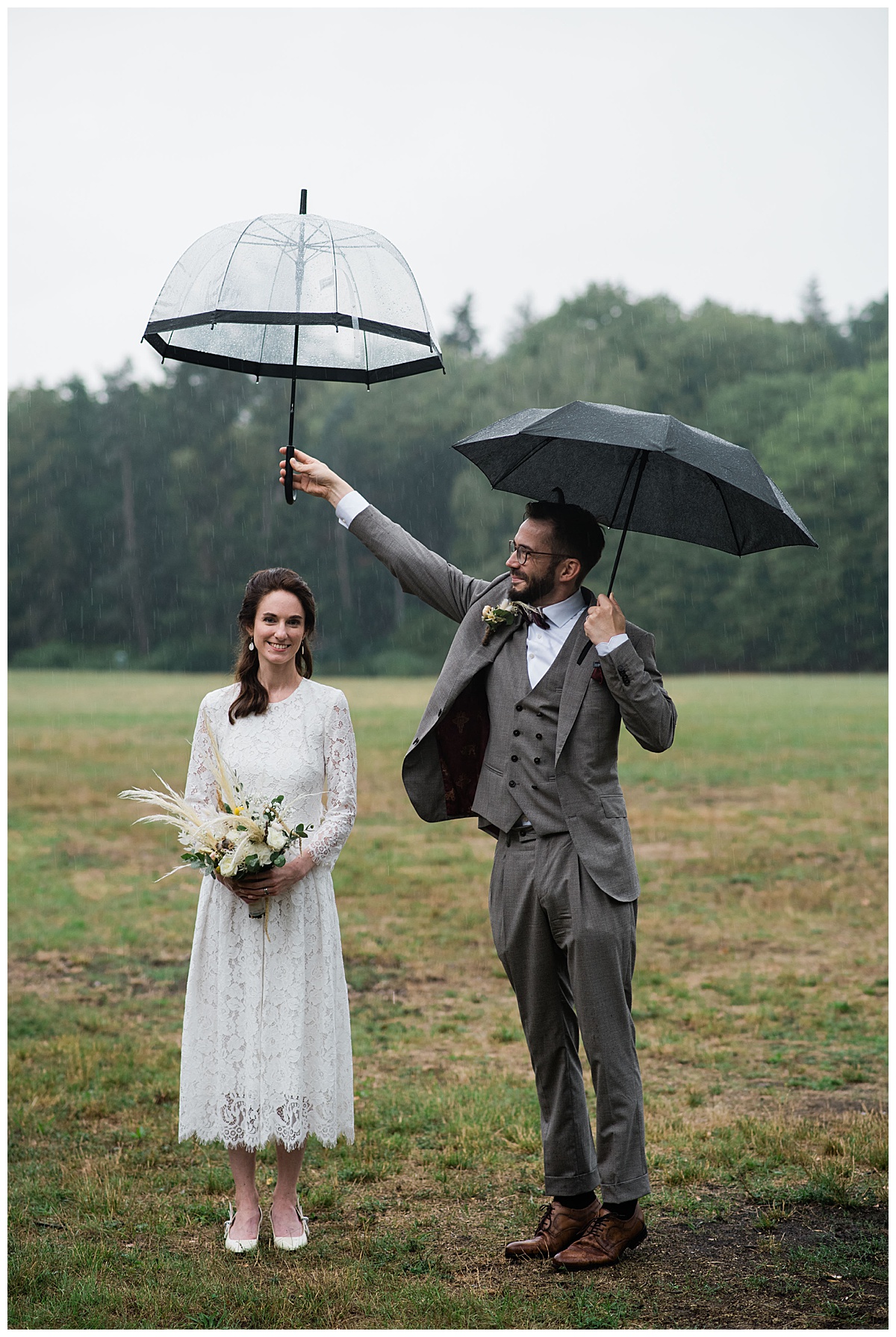 Brautpaar im Regen